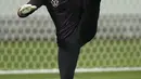 Kiper Jerman Kevin Trapp melakukan pemanasan saat sesi latihan di stadion Al-Shamal di Al-Ruwais, Qatar, Selasa, 29 November 2022. Jerman akan memainkan pertandingan ketiga melawan Kosta Rika pada grup E Piala Dunia 2022, Kamis, 1 Desember. (AP Photo/Matthias Schrader)