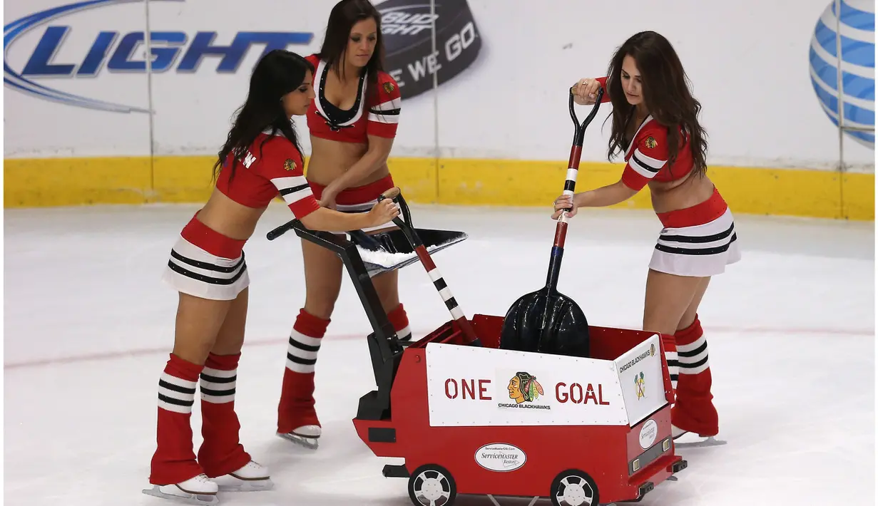 Ice Girls dari Chicago Blackhawks selain menghibur dengan tarian mereka bertugas membersihkan lapangan hoki es sebelum pertandingan National Hockey League (NHL) dimulai. (Jonathan Daniel/Getty Images/AFP)