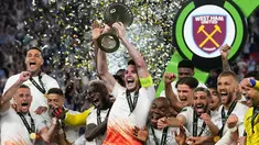 Pemain West Ham United Declan Rice mengangkat trofi setelah memenangkan pertandingan sepak bola final UEFA Europa Conference League antara Fiorentina melawan West Ham United di Eden Arena, Praha, Republik Ceko, Rabu (7/6/2023). West Ham United menang 2-1. (AP Photo/Petr David Josek)