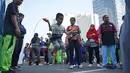 Seorang anak mencoba olahraga lompat tali atau jumping rope bersama komunitas penggerak olahraga di tengah kegiatan Car Free Day kawasan Bundaran Hotel Indonesia, Minggu (30/6/2019). Kegiatan tersebut mengajak masyarakat untuk hidup sehat dengan berolahraga. (Liputan6.com/Immanuel Antonius)