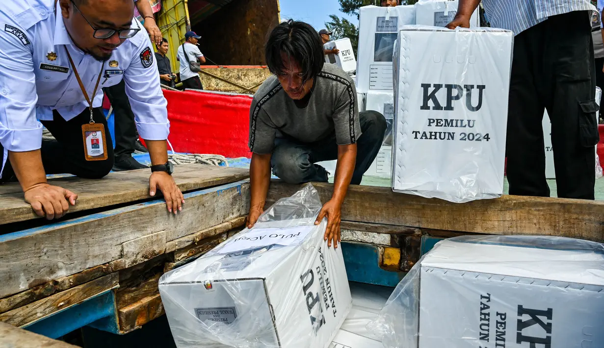 Ada 18 Tempat Pemungutan Suara (TPS), yang tersebar di 17 desa yaitu 12 desa ada di Pulo Breuh dan lima desa ada di Pulo Nasi. (CHAIDEER MAHYUDDIN/AFP)