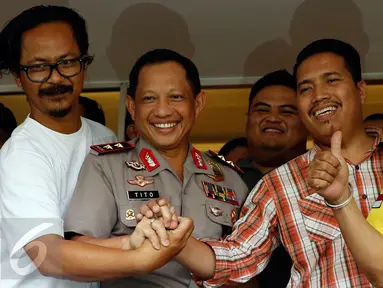 Kapolda Metro Jaya, Tito Karnavian (kedua kiri) berjabat tangan dengan para suporter usai melakukan rapat tertutup membahas persiapan laga final Piala Presiden pada 18 Oktober mendatang, Jakarta, Selasa (13/10/2015). (Liputan6.com/Yoppy Renato)
