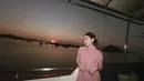 Rona soft pink pun diaplikasikan pada kelopak mata, blush on, dan bibirnya yang membuat penampilannya kian segar, juga lembut.  [@raffinagita1717].