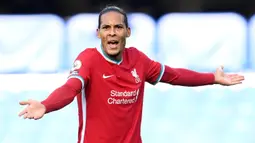 1. Virgil van Dijk (Liverpool) - Bek berusia ini menjadi bek tangguh dan terbaik yang dimiliki Liverpool saat ini. Virgil menjadi tembok kokoh yang sulit ditembus setiap lawan Liverpool. (AFP/Michael Regan/pool)