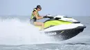 Keseksian wanita yang satu ini juga terlihat dari hobinya melakukan olahraga air, Jetski. Lihat saja gayanya yang keren saat mengendarai jetskinya ini. (Instagram/lizaellyp)