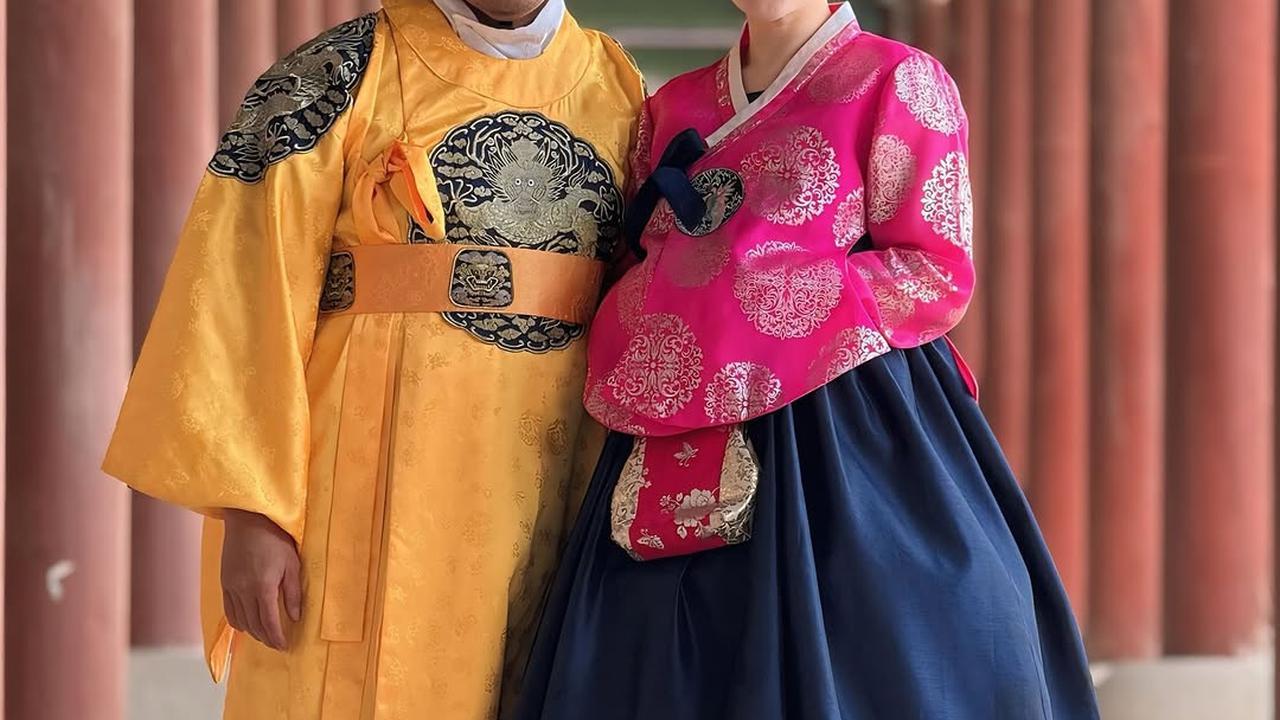Potret Jennifer Dunn dan Keluarga Pakai Hanbok saat Nikmati Momen di Istana Gyeongbok