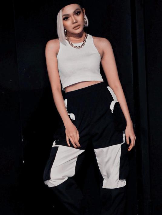 Rina Nose bahkan menyebut dirinya dengan julukan Agnez Bro. Tak ketinggalan artis Show Imah menyebutnya dengan julukan Agnez Moh. (Liputan6.com/IG/@rinanose16).