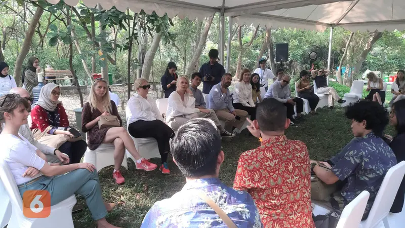 Delegasi Parlemen Eropa berdiskusi dengan pegiat lingkungan Indonesia di Hutan Mangrove, Jakarta Utara, Rabu (17/5/2023).