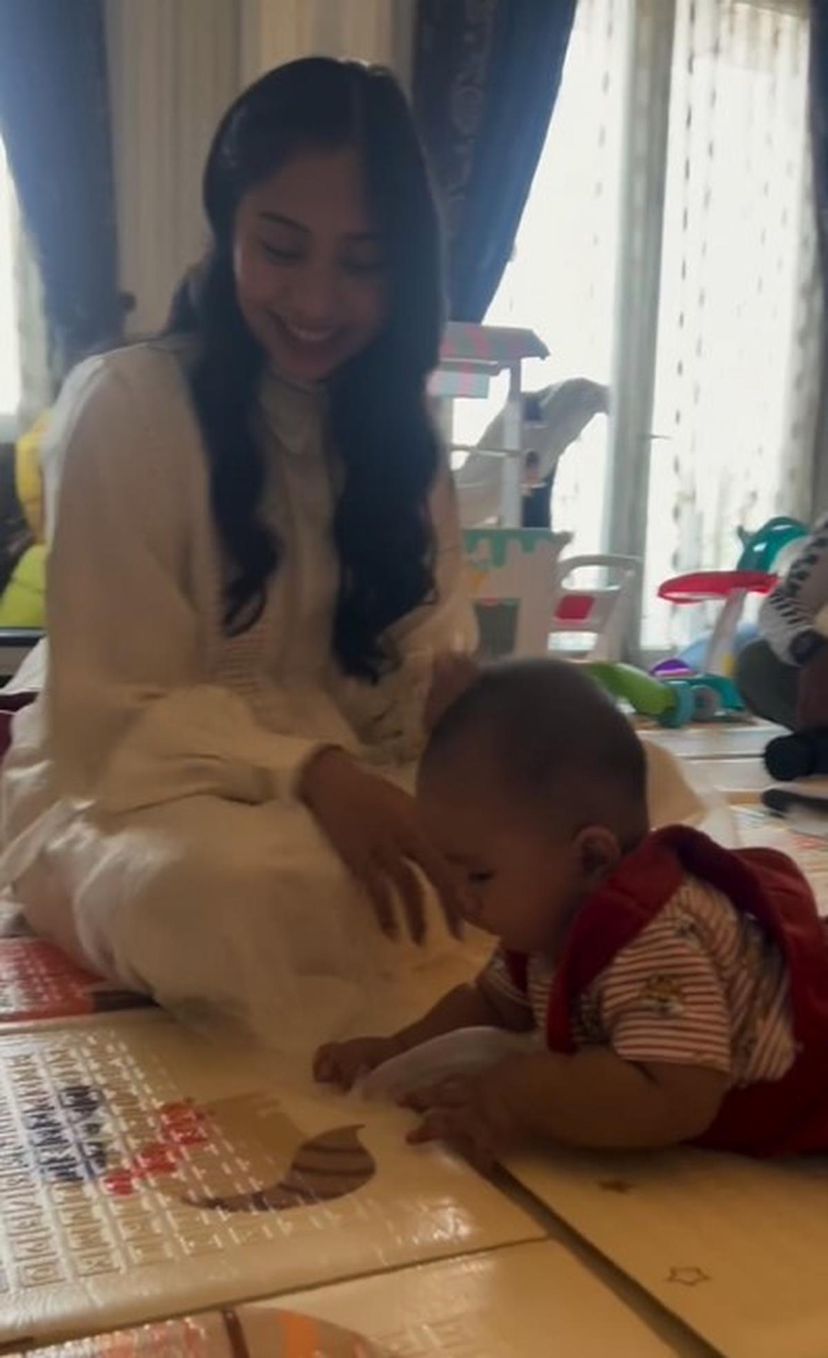Nona, panggilan akrab Winona, juga terlihat sangat telaten dalam mengasuh anak saudaranya.<br>