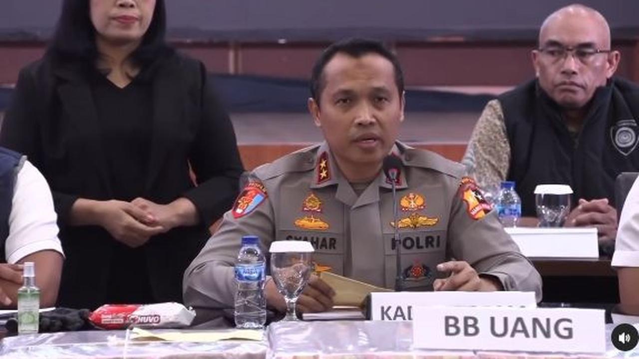 Syahar rupanya bukanlah orang sembarangan. Ia pernah menduduki sejumlah posisi penting di tubuh Polri. <br>