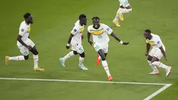 Penyerang Senegal, Famara Diedhiou berselebrasi dengan rekan setimnya setelah mencetak gol ke gawang Qatar pada pertandingan grup A Piala Dunia 2022 di Stadion Al Thumama di Doha, Qatar, Jumat (25/11/2022). Berkat kemenangan 3-1, Senegal menjaga harapan lolos ke babak 16 besar. (AP Photo/Ariel Schalit)