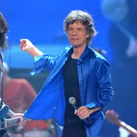 Dua musisi beda generasi bahas pandemi secara rock n roll.