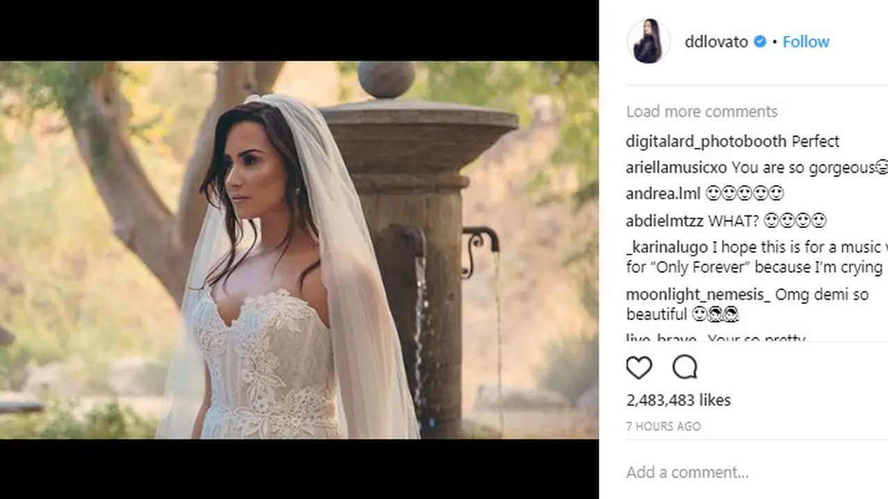 Diduga akan Menikah, Demi Lovato Pamer Dress Ini