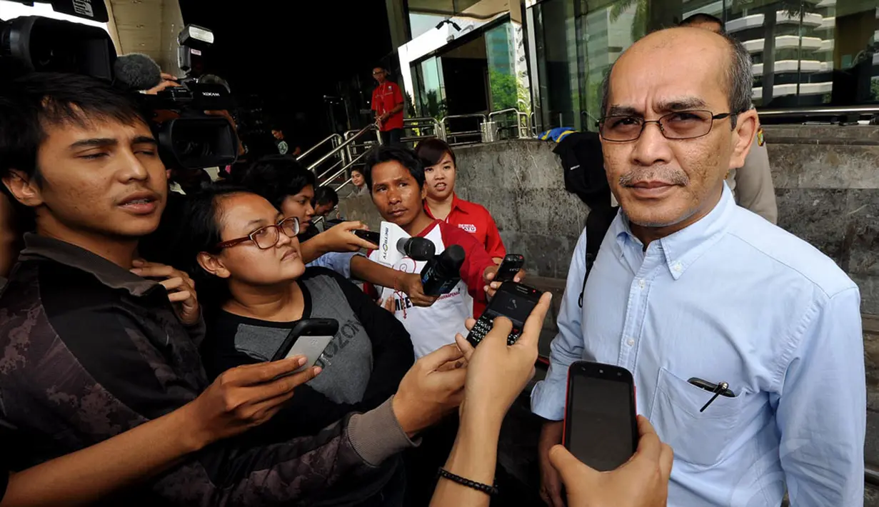 Ketua Tim Reformasi Tata Kelola Migas, Faisal Basri menjawab pertanyaan wartawan usai melakukan pertemuan dengan Pimpinan KPK di Gedung KPK, Jakarta, Rabu (24/12/2014). (Liputan6.com/Miftahul Hayat)