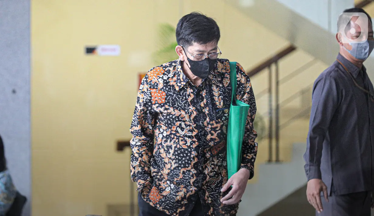 Kepala Kantor Pajak Madya Jakarta Timur, Wahono  Saputro tiba di gedung Merah Putih Komisi Pemberantasan Korupsi (KPK) untuk menjalani klarifikasi kekayaan, Selasa (14/3/2023). KPK memanggil Kepala Kantor Pajak Jakarta Timur Wahono Saputro berkaitan dengan klarifikasi harta kekayaannya yang mencapai Rp 14 miliar. (Liputan6.com/Faizal Fanani)