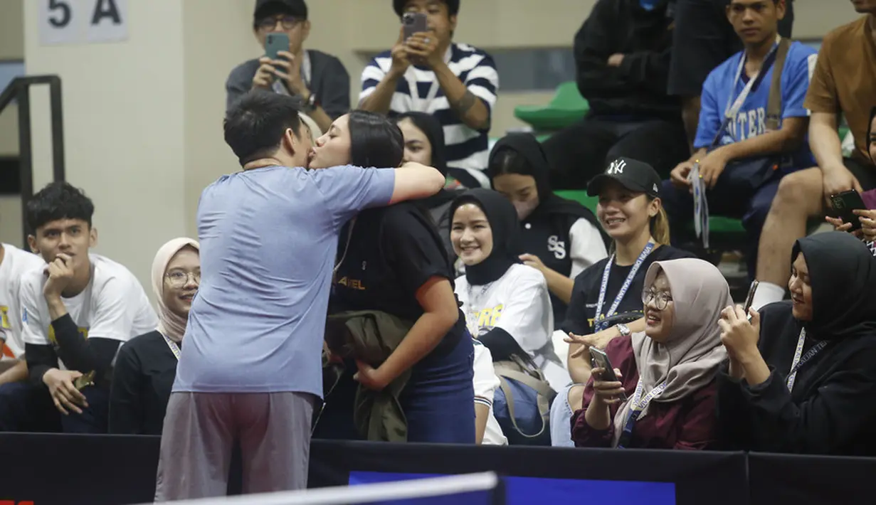 Ariel kemudian memeluk putri satu-satunya. Momen manis ayah dan anak itu disaksikan ratusan pasang mata yang hadir melihat pertandingan tersebut. [Foto; KapanLagi.com®/Bayu Herdianto]