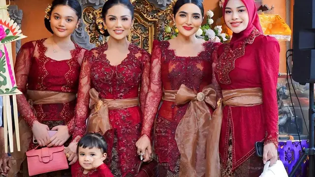Keluarga Anang Hermansyah dan Raul Lemos (Foto: Instagram @krisdayantilemos)