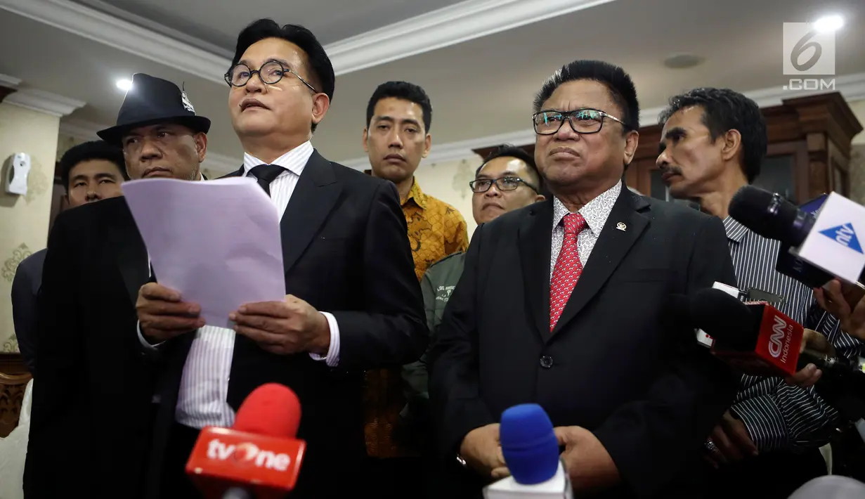 Ketua DPD Oesman Sapta Odang dan Yusril Ihza Mahendra memberi keterangan saat pertemuan di Gedung Nusantara III, Jakarta, Selasa (26/7). Yusril menyatakan anggota DPD yang juga fungsionaris partai tetap bisa mencalonkan diri. (Liputan6.com/Johan Tallo)