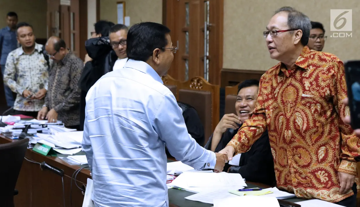 Terpidana korupsi e-KTP, Setya Novanto menyalami terdakwa Made Oka Masagung (kanan) saat jeda sidang lanjutan dugaan korupsi pengadaan e-KTP di Pengadilan Tipikor, Jakarta, Selasa (18/9). (Liputan6.com/Helmi Fithriansyah)
