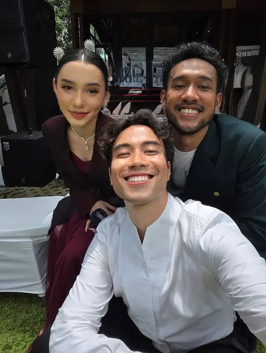 Beberapa nama lainnya yang turut hadir dan menjadi saksi perjalanan cinta Teddy dan Jelita adalah Vidi Aldiano, Nino RAN, Rendy Pandugo, dan Petra Sihombing. Mereka juga turut tampil dengan kemeja serba putih. [@vidialdiano/@rendharais/@bensihombing/@rizkyfbian].