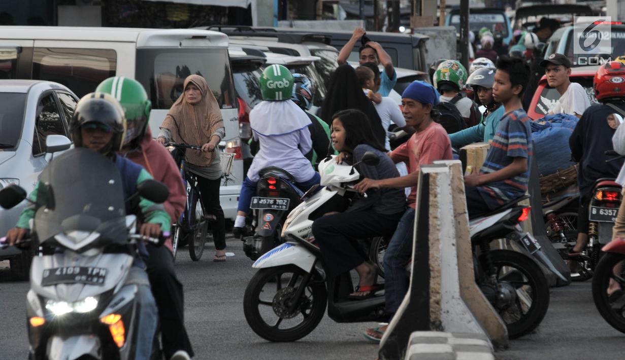 FOTO: Aksi Nekat Pengendara Motor Lawan Arah Demi Hindari ...