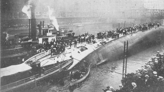 Pada 24 Juli 1915, USS Eastland celaka di Chicago River