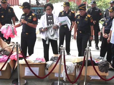 Menteri Keuangan, Sri Mulyani mengamati barang tekstil selundupan di Jakarta, Rabu (3/5). Direktorat Jenderal Bea dan Cukai (DJBC) Kementerian Keuangan berhasil membongkar pelanggaran ekspor tekstil oleh PT SPL di Bandung. (Liputan6.com/Angga Yuniar)