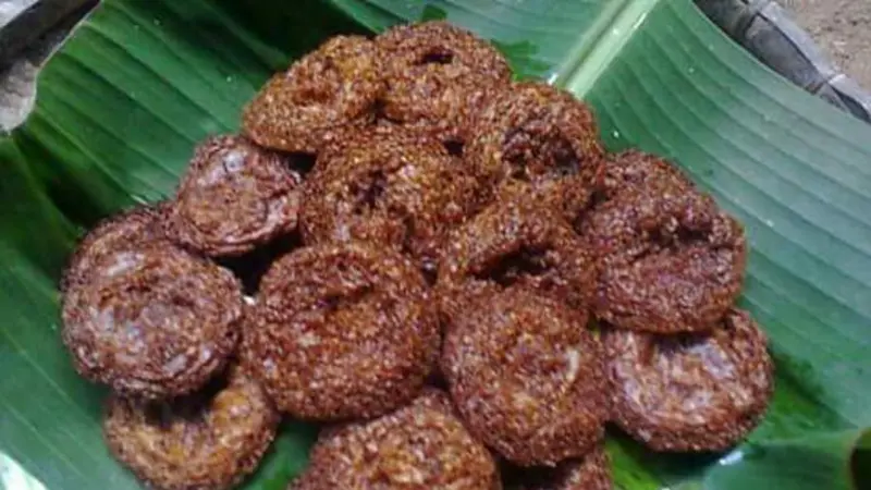 Kue khas suku Kajang, dumpi eja (Liputan6.com/ Eka Hakim)