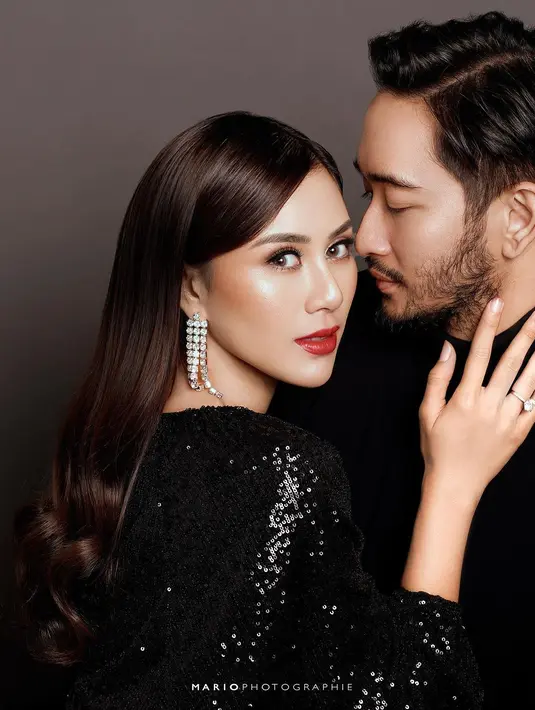 Dalam potret pertama, Syahnaz dan Jeje tampil romantis dengan gaya glamor [@syahnazs]