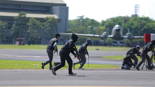 Atraksi Gladi Bersih Hut TNI AU ke-77