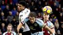 Pemain Liverpool, Dominic Solanke (kiri) dan pemain Burnley, James Tarkowski berebut bola pada lanjutan Premier League di Turf Moor, Burnley, (1/1/2018). Liverpool menang 2-1 atas Burnley. (Martin Rickett/PA via AP)