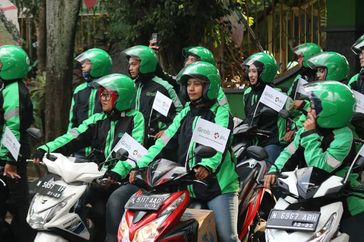 Pengemudi Grab Bike di area Malang meramaikan pawai obor Asian Games 2018.