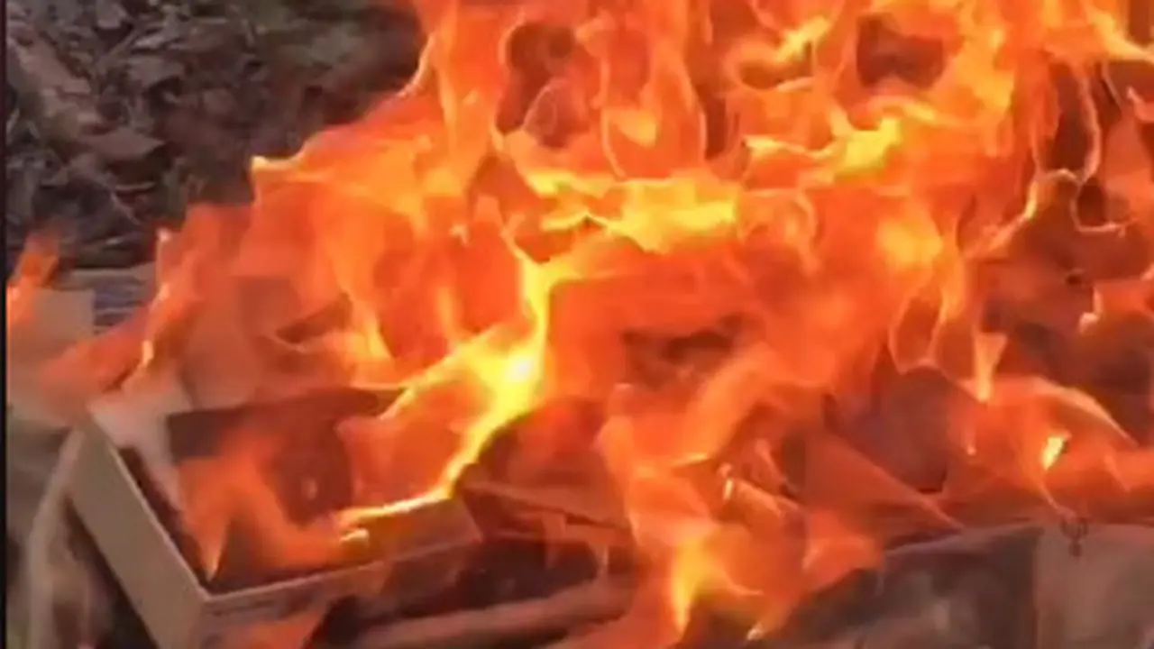 Boikot Produk Prancis, Pria ini Bakar Dompet Hingga Produk Pembersih Wajah