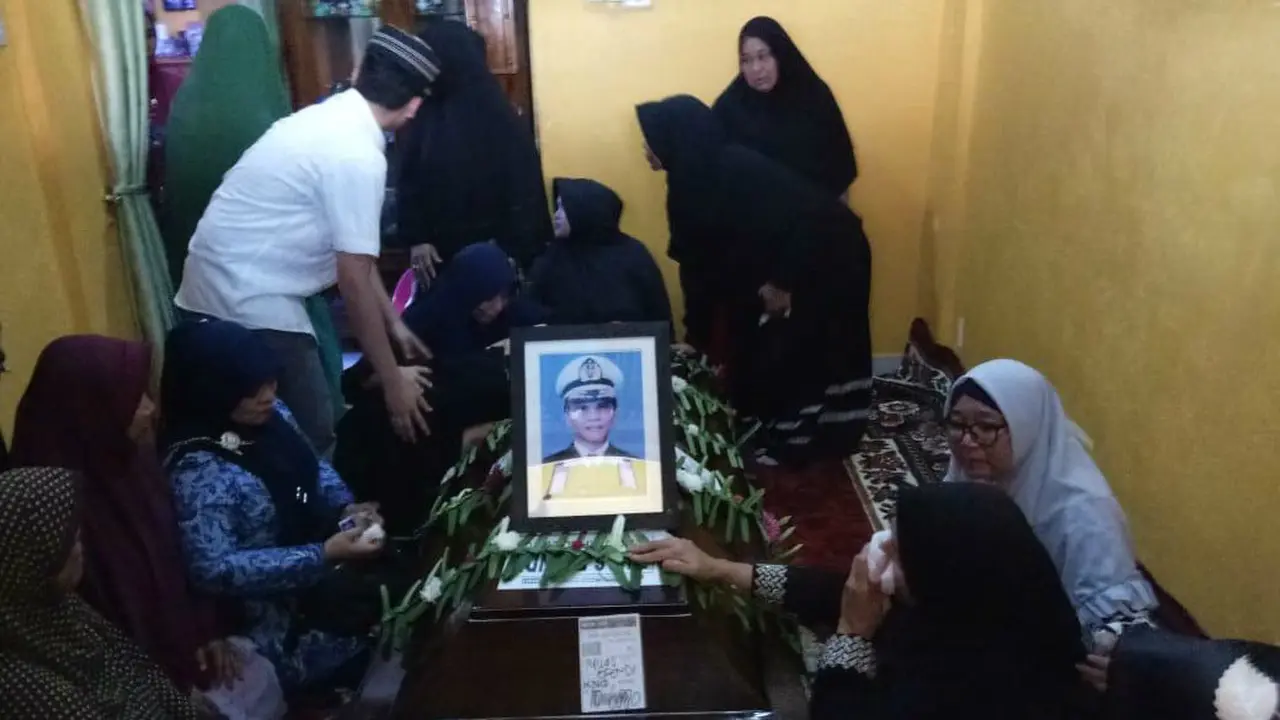 Jenazah Muas Efendi yang menjadi korban Lion Air diserahkan Direktorat Jenderal Perhubungan Laut kepada keluarga di rumah duka, Komplek Griya Bestari Permai, Medan Marelan, Kota Medan.