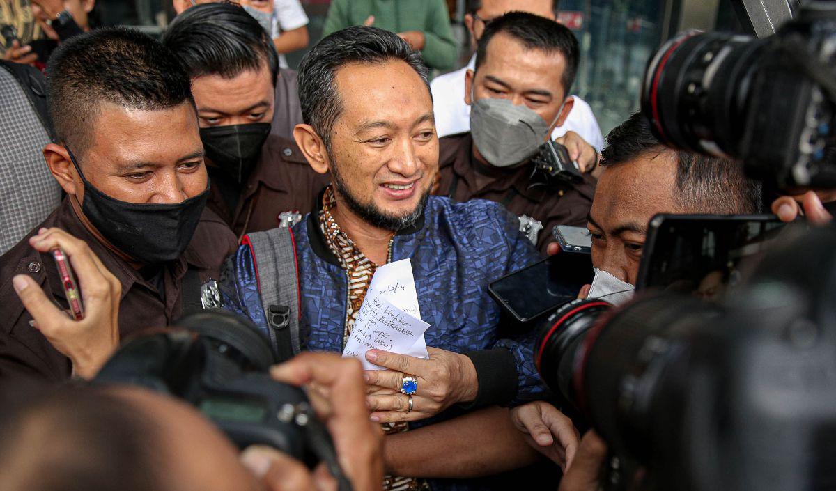 Sebelum menetapkan tersangka, tim penyidik KPK memeriksa Kamariah, ibu mertua Andhi Pramono pada Kamis (8/6). Pemeriksaan dilakukan di Polresta Barelang, Sudirman Nomor 4, Sukajadi, Kecamatan Batam Kota, Kota Batam, Kepulauan Riau.