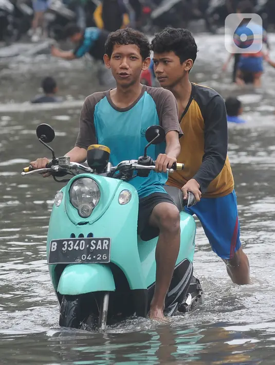Selain karena hujan, Badan Penanggulangan Bencana Daerah (BPBD) DKI Jakarta menyebut banjir disebabkan oleh luapan kali. (merdeka.com/Arie Basuki)