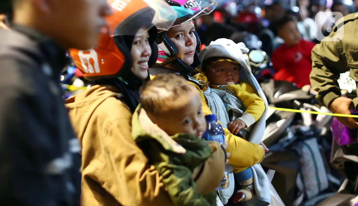 Ekspresi Lelah dan mengantuk terlihat di wajah anak-anak pemudik saat antre di Pelabuhan Ciwandan. (Liputan6.com/Angga Yuniar)
