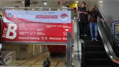 Pengunjung berada di kasawan perbelanjaan Tanah Abang, Jakarta, Jumat (2/12). Adanya demo 2 Desember kawasan tanah abang relatif sepi meski hanya beberapa pedagang yang membuka tokonya. (Liputan6.com/Helmi Afandi)