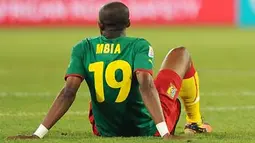 Bek Kamerun dan Marseille Stephane Mbia duduk di lapangan seusai kekalahan 1-2 dari Denmark di laga penyisihan Grup E PD 2010 di Loftus Versfeld Stadium, Pretoria, 19 Juni 2010. AFP PHOTO / CHRISTOPHE SIMON