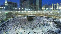 Jemaah haji dari seluruh dunia melakukan thawaf di Kakbah, Makkah. Foto: Bahauddin/MCH
