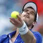Petenis Inggris, Andy Murray saat menservis bola selama bertanding melawan Richard Gasquet dari Prancis  pada putaran pertama turnamen tenis Cincinnati Masters di Mason, Ohio (12/8/2019). Juara tiga kali Gand Slam Andy Murray takluk 4-6,4-6 atas Richard Gasquet. (AP Photo/Gary Landers)