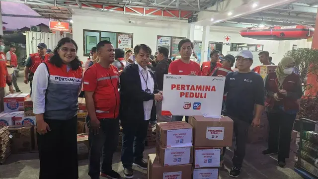 PT Pertamina International Shipping (PIS) bersama PT Pertamina Energy Terminal (PET), dan PT Pertamina Trans Kontinental (PTK) memberikan dukungan dan bantuan kepada warga terdampak kebakaran Depo Pertamina Plumpang. (Dok PIS)