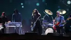 Penampilan band Foo Fighters saat menghibur penonton di Brit Awards 2018 di London, Rabu (21/2). Brit Awards adalah penghargaan musik tahunan di Inggris yang didirikan oleh British Phonographic Industry. (Joel C Ryan / Invision / AP)
