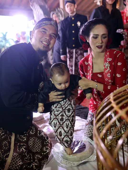 Bungsu yang biasa disapa Er itu mengikuti beberapa rangkaian prosesi Tedak Siten. Banyak filosofi yang terkandung dalam beberapa tahap tersebut. Dan berakhir naik tangga dan duduk di kursi. (Nurwahyunan/Bintang.com)