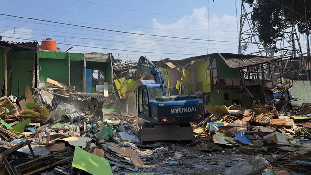 Berdasarkan pantauan di lokasi pada Jumat (22/9/2023) pukul 10.00 WIB, mobil Dinas Lingkungan Hidup sudah terparkir menampung puing-puing bangunan terindikasi prostutitusi Gang Royal, Penjaringan, Jakarta Utara yang hancur.