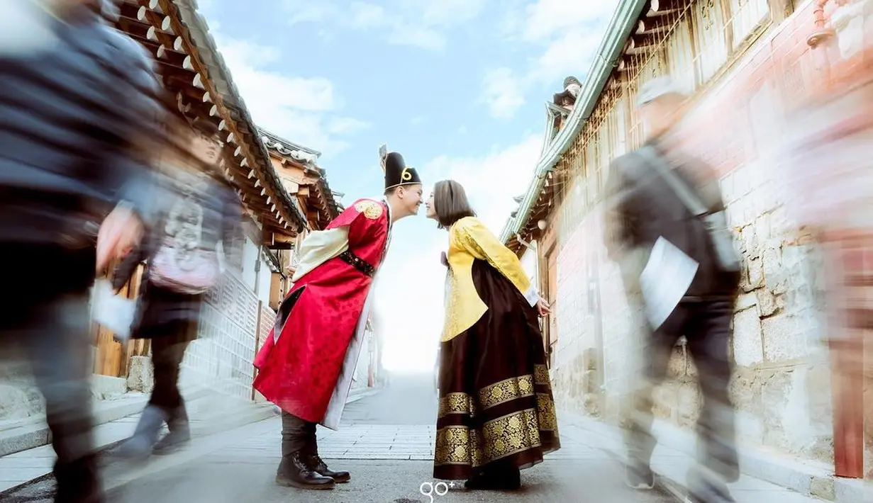 Pasangan Chelsea Olivia dan Glenn Alinskie berhasil tampil bak raja dan ratu kerajaan Joseon saat mengenakan hanbok. Chelsea memilih hanbok bernuansa keemasan, sedangkan Glenn tampil bak seorang raja dengan baju adat Korea untuk pria, berwarna merah. [Foto: Instagram/go.plus]