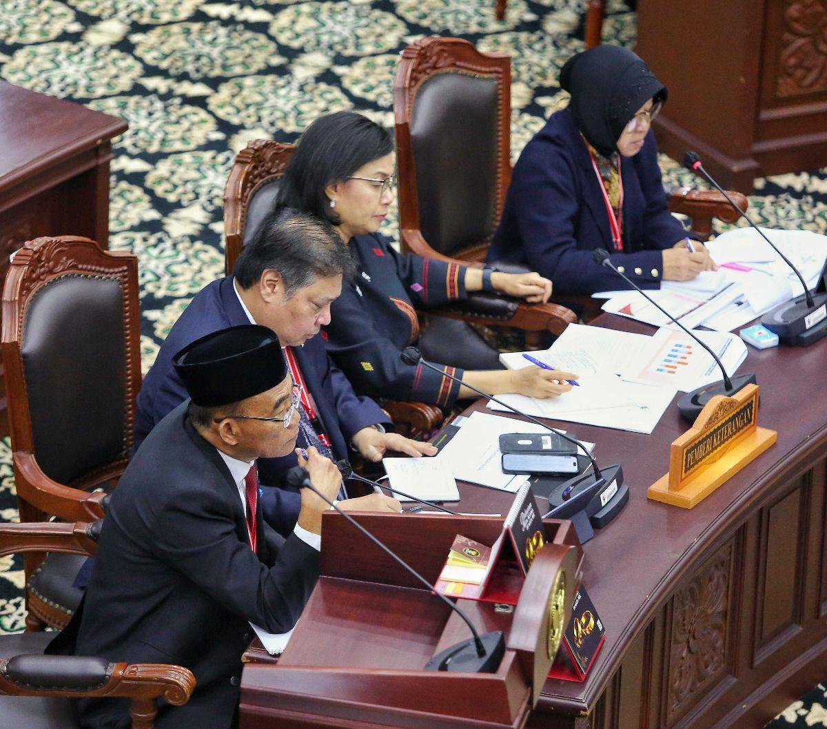 Menko bidang Pembangunan Manusia dan Kebudayaan (PMK) Muhadjir Effendi, Menko bidang Perekonomian Airlangga Hartarto, Menteri Keuangan (Menkeu) Sri Mulyani, dan&nbsp;Menteri Sosial (Mensos) Tri Rismaharini dihadirkan sebagai saksi dalam Sidang Perselisiha
