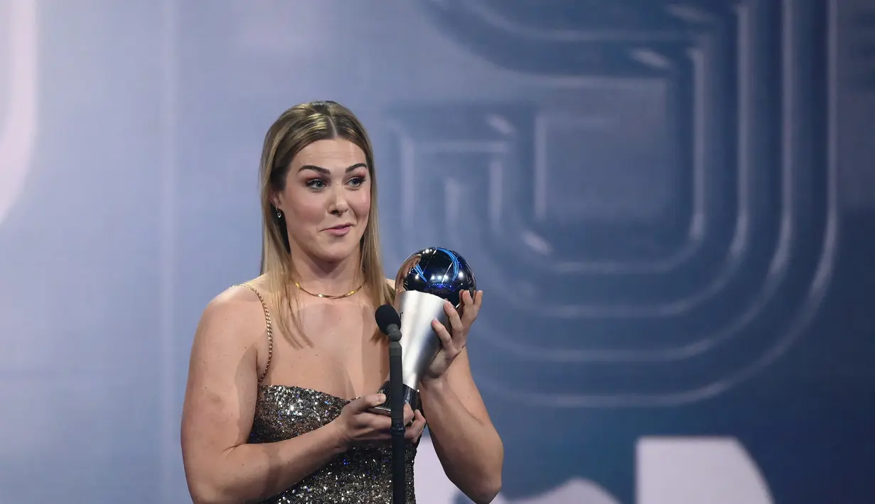 Kiper Inggris Mary Earps menerima penghargaan Kiper Wanita Terbaik FIFA 2022 dalam penganugrahan The Best FIFA Football Awards 2022 di Paris, Prancis, Senin (27/2/2023). Di lapangan, dia menjadi terkenal karena penghentian tembakan yang luar biasa dan penguasaan area penalti, selalu mendengar teriakan instruksi kepada para pemain bertahan di depannya. (AFP/Franck Fife)