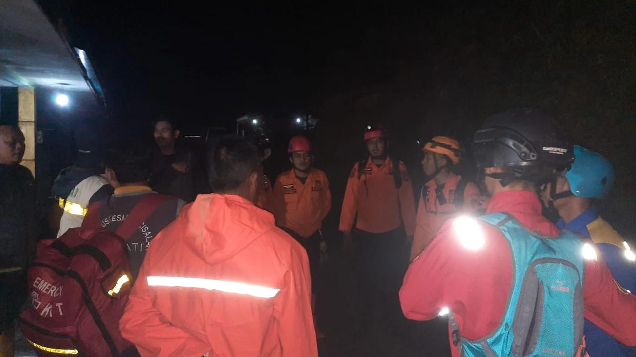 Petugas BPBD Jabar melakukan pencarian dua wisatawan yang hilang di Curug Cileat Subang