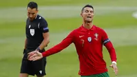 Pemain Portugal Cristiano Ronaldo memberi isyarat saat melawan Israel pada pertandingan persahabatan internasional di Stadion Alvalade, Lisbon, Portugal, Rabu (9/6/2021). Portugal menang 4-0. (AP Photo/Armando Franca)